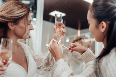 Nedime onu gelinlik ile arkadaşına yardım.