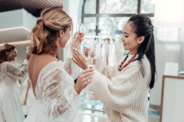 Güzel gelin ve onun nedime bir gelinlik çalışıyor.