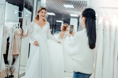 Güzel gelin ve nedime bir elbise nin fotoğraflarını çekmek.