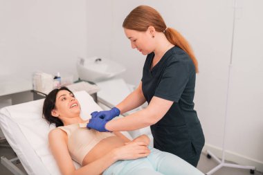 Kadın onu silikon göğüs görmeden önce heyecanlı hissediyorum