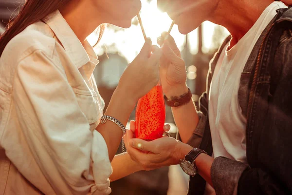 Piękna para pokazując swoje silne uczucia podczas degustacji — Zdjęcie stockowe