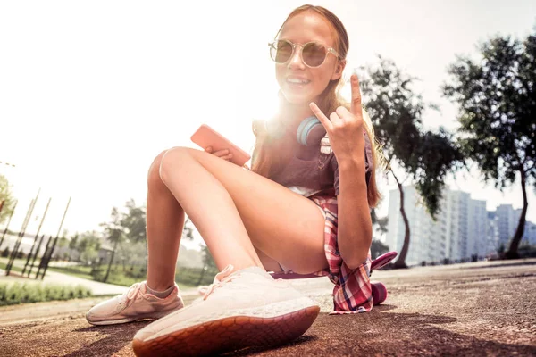 Giovane ragazza gioiosa attivamente in posa durante la giornata estiva luminosa — Foto Stock