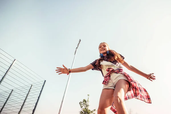 Sportliches langhaariges Mädchen, das Spaß beim Reiten draußen hat — Stockfoto