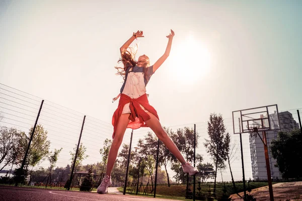 Emocionado chica deportiva en ropa de verano estar involucrado en el juego activo —  Fotos de Stock