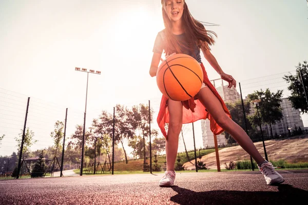 Yelling chuda dziewczynka jest doświadczony w koszykówkę gry — Zdjęcie stockowe