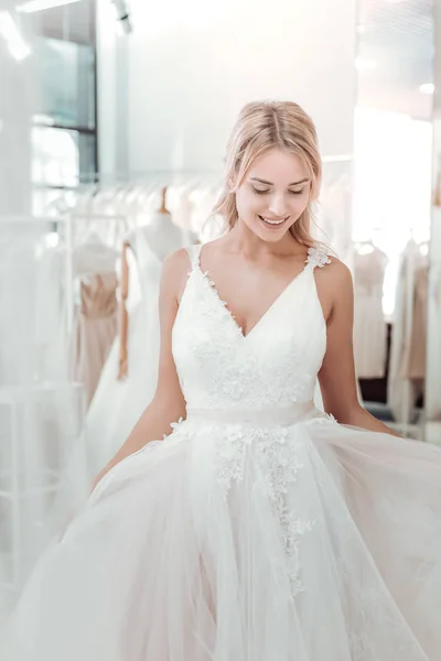 Wanita muda yang bahagia mencoba gaun pengantin . — Stok Foto