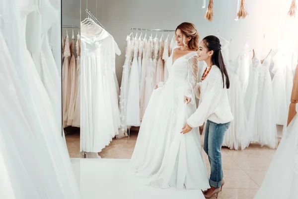 Wanita dalam gaun pengantin di depan cermin . — Stok Foto