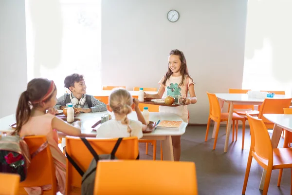 Bonito crianças de boa aparência almoçando na escola juntos — Fotografia de Stock