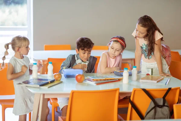 Kinder wiederholen etwas Material und essen Mittagessen in der Mensa — Stockfoto