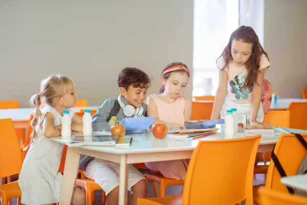 Les enfants se sentent occupés tout en apprenant le poème et en mangeant — Photo