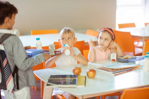 Garçon brun se joignant à ses camarades de classe à la cantine de l'école — Photo