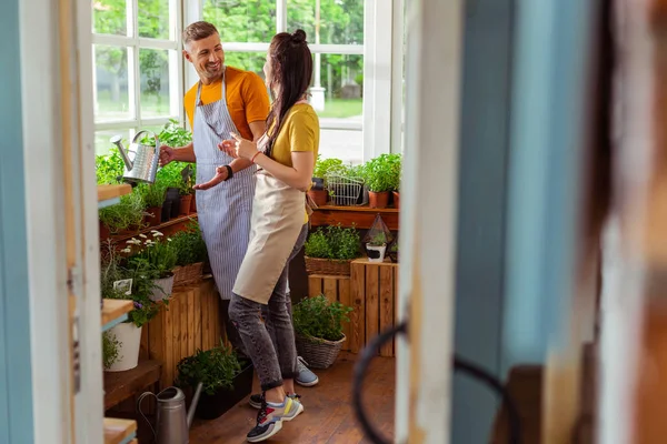 Twee collega's grapje tijdens hun werkdag. — Stockfoto