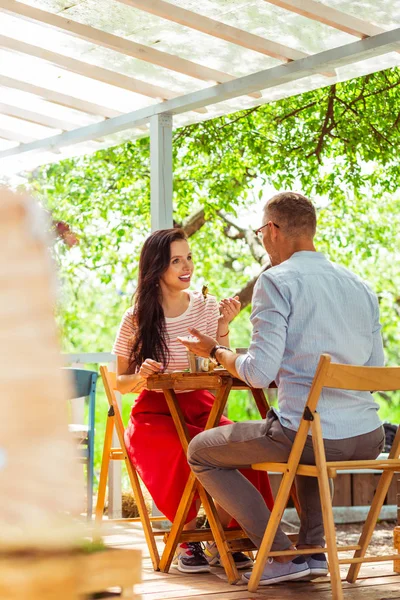 Twee gelukkige mensen die een date hebben op een zomerterras. — Stockfoto