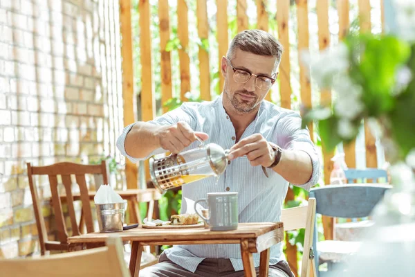 Hombre guapo llenando su taza con té . —  Fotos de Stock