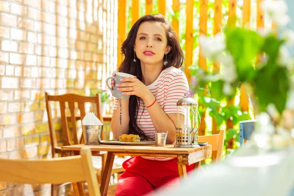Продумана жінка проводить свій ранок у кафе . — стокове фото