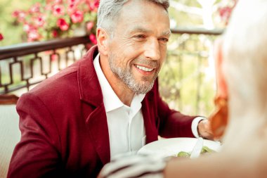 Sakallı koca, yüz kırışıklıkları olan kocaya bakıyor