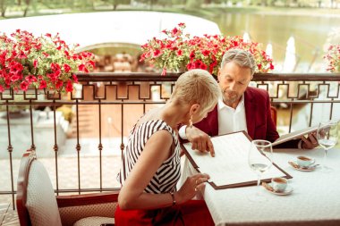 Restorana gelirken menüye bakan karı koca