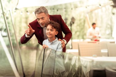 Yakışıklı sevimli oğlu yaz terasında baba yanında duran