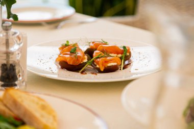 Somon ve yeşillik ile nefis aperatifler yakın