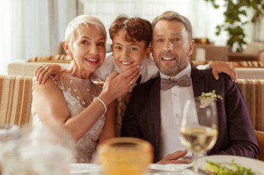 Büyükanne düğününe gelen güzel torununa dokunuyor