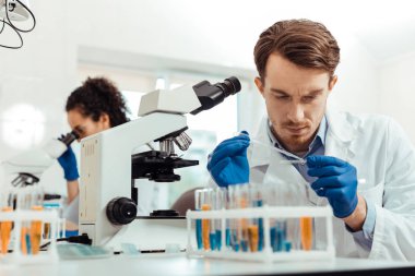 Biyolog olarak çalışan akıllı genç adam