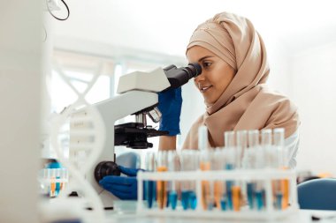 Pozitif Müslüman kadın laboratuarda iş başında olmak