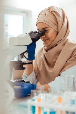 Mutlu neşeli kadın başarılı bir araştırma yapıyor