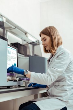 Joyful güzel kadın bilgisayarın önünde oturan