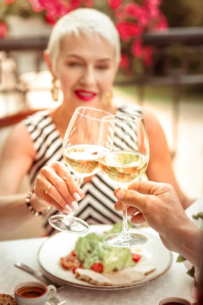 Közeli fel a feleség és a férj ivás fehérbor este — Stock Fotó