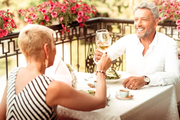 Esposo guapo sonriendo teniendo una cita romántica con su esposa — Foto de Stock