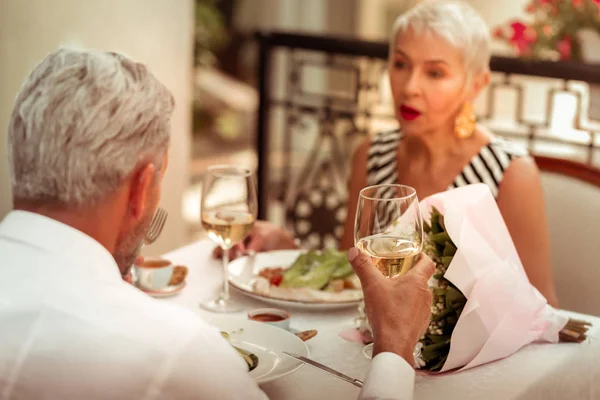 Чоловік і жінка вечеряють на вихідних — стокове фото