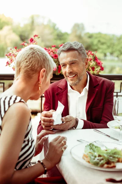 Bärtiger Ehemann überreicht Ring nach romantischem Dinner — Stockfoto