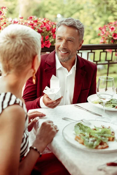 Amante esposo barbudo presentando bonitas joyas a su esposa — Foto de Stock