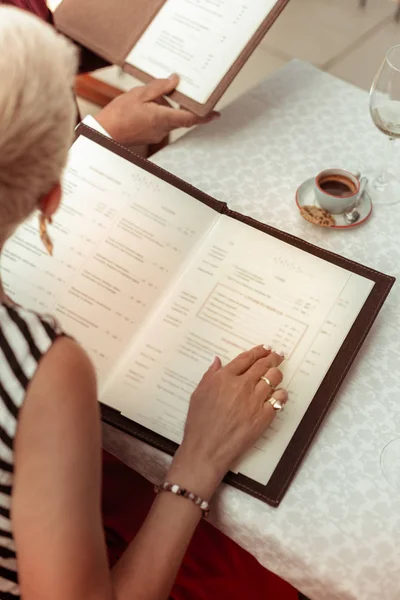 Husband and wife sitting at the table deciding what to order — Stock Photo, Image