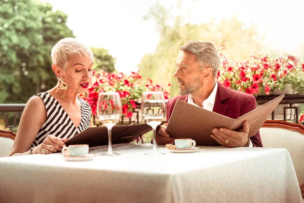 Férj és feleség beszélő rövid idő eldönt körülbelül kiválasztás ételek — Stock Fotó