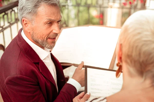 Husband speaking with wife while deciding what to order — Stock Photo, Image