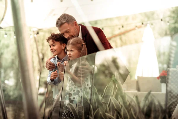 Szerető szürke hajú Daddy ölelgetés ő aranyos szép fiú és lány — Stock Fotó