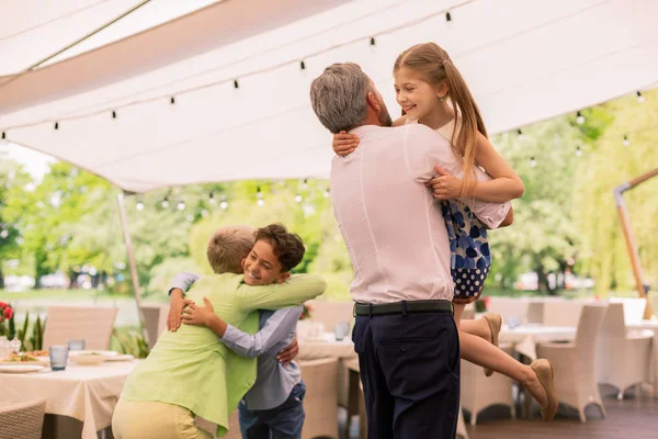 Aimer petite-fille et petit-fils embrasser les grands-parents — Photo