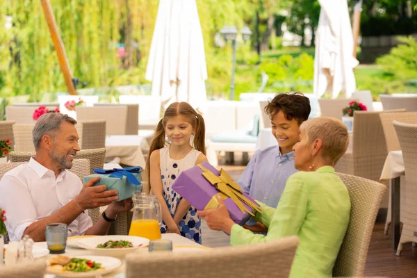 Amare i nonni che fanno regali per i loro nipoti — Foto Stock