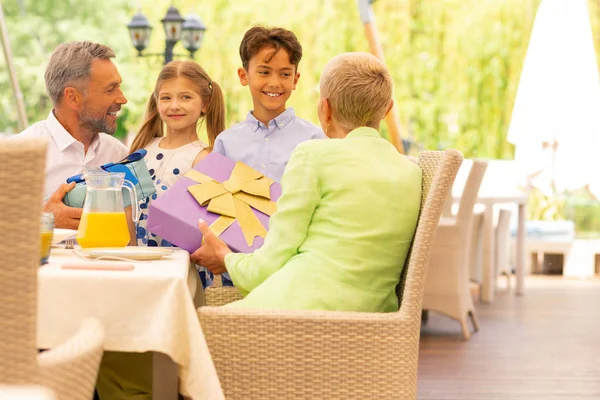 Ragazzo e ragazza prima di aprire scatole regalo dai nonni — Foto Stock