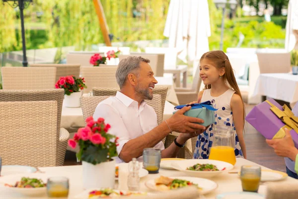 Amare nipote presentando scatola regalo per nonno — Foto Stock