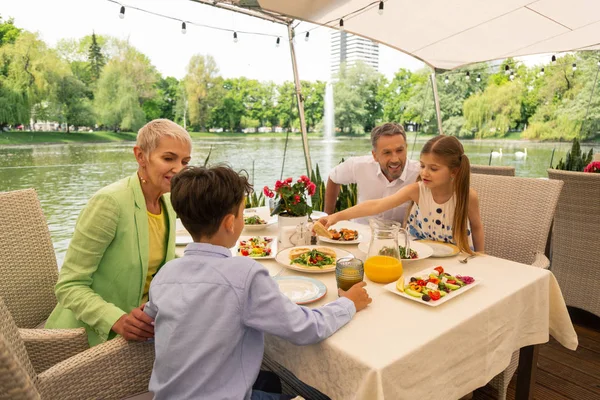 Fiú és lány érzés izgatott reggelizés a nagyszülők — Stock Fotó
