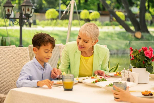 Amare bella nonna dando del cibo per il suo ragazzo — Foto Stock