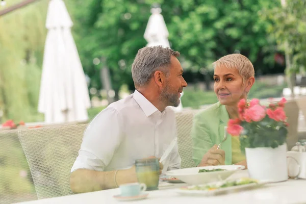 Pár dospělých manžela a manželky, kteří si užívají snídani venku — Stock fotografie