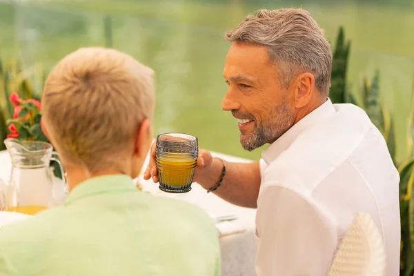 Marido beber suco de laranja tomando café da manhã com a esposa — Fotografia de Stock