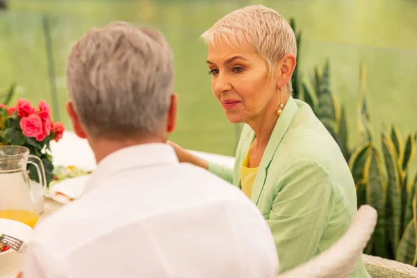 Envejecida hermosa mujer disfrutando delicioso almuerzo con marido — Foto de Stock