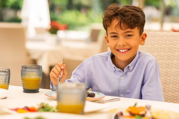 Przystojny chłopak uśmiechnięty podczas ciesząc śniadanie — Zdjęcie stockowe