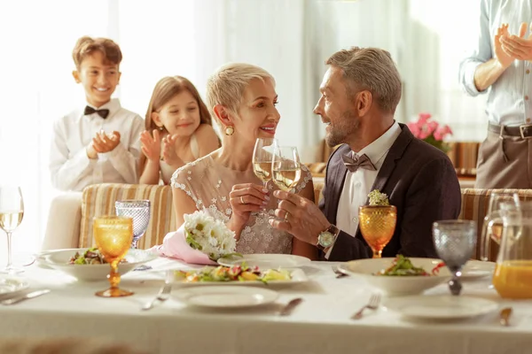 Oude brug en bruidegom die hun bril met Champagne ontwijken — Stockfoto