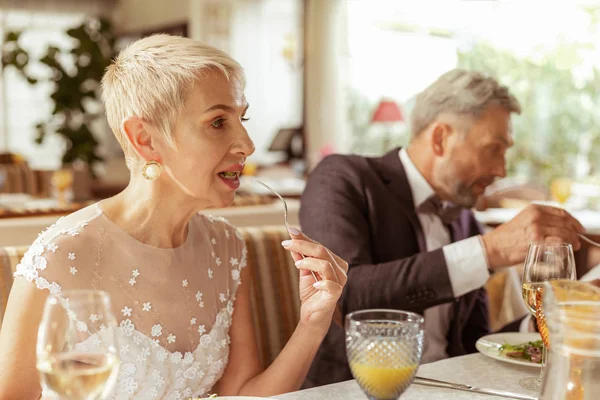 Gyönyörű korú menyasszony étkezési saláta ünneplő esküvő — Stock Fotó