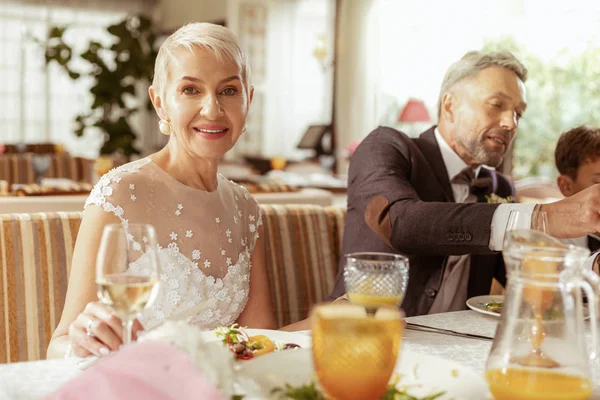 У віці пара відчуває щасливе святкування весілля з сім'єю — стокове фото